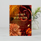 Moderne dunkle Moody Sunset Floral Wedding Gold Folieneinladung (Stehend vorne)