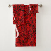 Moderne dunkle Rote Rosen Chic Custom Monogram Badhandtuch Set (Insitu)