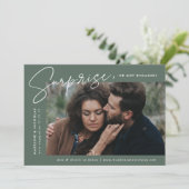 Moderne dunkle Seite Grün Überraschung Foto Verlob Ankündigung (Stehend Vorderseite)
