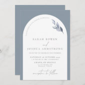 Moderne dusty Blue Arch Botanical Script Wedding Einladung (Vorne/Hinten)