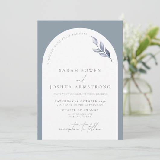Moderne dusty Blue Arch Botanical Script Wedding i Einladung (Stehend Vorderseite)