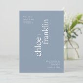 Moderne dusty Blue Bold Typografy Wedding Einladung (Stehend Vorderseite)