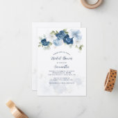 Moderne Dusty Blue Floral Bridal Dusche Einladung (Vorderseite/Rückseite Beispiel)