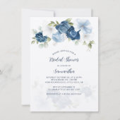 Moderne Dusty Blue Floral Bridal Dusche Einladung (Vorderseite)