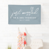 Moderne Dusty Blue Just Married Elegante Hochzeit Banner (Insitu)