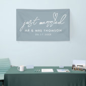 Moderne Dusty Blue Just Married Elegante Hochzeit Banner (Messeveranstaltung)