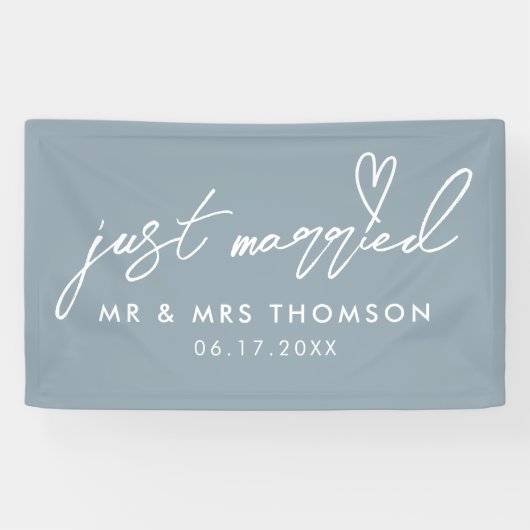 Moderne Dusty Blue Just Married Elegante Hochzeit Banner (Horizontal)