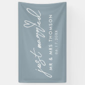 Moderne Dusty Blue Just Married Elegante Hochzeit Banner (Vertikal)