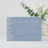 Moderne Dusty Blue Minimal Blätter Hochzeit RSVP Karte (Stehend Vorderseite)