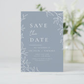 Moderne Dusty Blue Minimal Leafy Wedding Save The Date (Stehend Vorderseite)