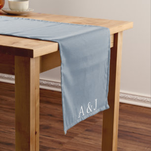 Moderne dusty Blue Monogram Wedding Mittelgroßer Tischläufer