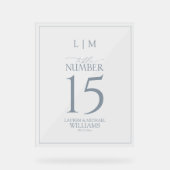 Moderne Dusty Blue Monogram Wedding Tischnummer Acrylschild (Vorderseite)