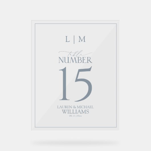 Moderne Dusty Blue Monogram Wedding Tischnummer Acrylschild (Vorderseite)