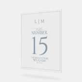 Moderne Dusty Blue Monogram Wedding Tischnummer Acrylschild (Winkel)