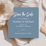 Moderne Dusty Blue Save the Date QR Wedding Einladung<br><div class="desc">Machen Sie Ihre Hochzeitsankündigung stilvoll mit dieser einfachen und modernen Save the Date Einladung. Diese minimalistische Einladungskarte bietet klassische Typografie vor einem staubblauen Hintergrund, der mit jedem beliebigen Text oder Gruß personalisiert werden kann. Auf der Rückseite der Karte befindet sich ein praktischer QR-Code, der es Ihren Gästen ermöglicht, auf eine...</div>