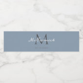 Moderne dusty Blue Script Monogram Wedding Wasserflaschenetikett (Einzelnes Label)