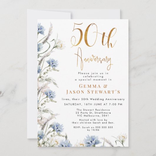 Moderne Dusty Blue Wildblumen 50 Jahre alt Einladung (Vorderseite)