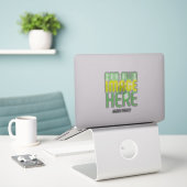 MODERNE EDITABLE EINFACHE, KLARE BILDTEXTVORLAGE AUFKLEBER (Laptop auf Schreibtisch)