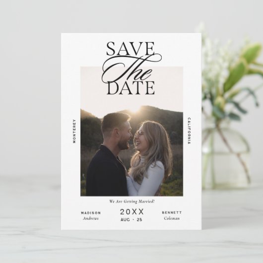 Moderne Editorials-Schriftfoto-Hochzeit Save The Date (Stehend Vorderseite)