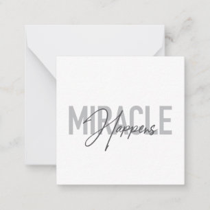 Moderne, einfache, coole Typografie Miracle Happen Mitteilungskarte