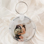 Moderne einfache Foto- und Brauerei-Gastgeschenk H Schlüsselanhänger<br><div class="desc">Moderner Schlüsselanhänger für einfache Braut und Gastgeschenk Hochzeit im Groom Foto</div>