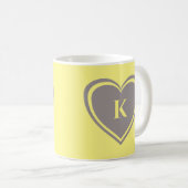 Moderne einfache gelbe graue Herz-Monogramm Kaffeetasse (VorderseiteRechts)