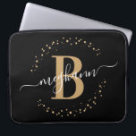 Moderne einfache Girl Black Monogram Script Laptopschutzhülle<br><div class="desc">Girly, modern, trendig, elegant, rot schwarz und gold monogramm Anfangsname Skript personalisierten mit Monogramm Laptop-Ärmel. Mit einem Monogramm-Initial- und einem gürtelhaften Namensskript in einem handgeschriebenen Kalligraphie-Schriftart mit Schwänzen und einem gepunkteten Kreisrahmen um Ihren Namen. Perfektes weibliches Geschenk für Schwestern, Mütter, Freundin, Geburtstag, Brautparty, 16 Geburtstagsparty, Modeblogger, Besitzer eines Schönheitssalons oder...</div>