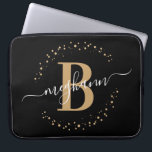 Moderne einfache Girl Black Monogram Script Laptopschutzhülle<br><div class="desc">Girly, modern, trendig, elegant, rot schwarz und gold monogramm Anfangsname Skript personalisierten mit Monogramm Laptop-Ärmel. Mit einem Monogramm-Initial- und einem gürtelhaften Namensskript in einem handgeschriebenen Kalligraphie-Schriftart mit Schwänzen und einem gepunkteten Kreisrahmen um Ihren Namen. Perfektes weibliches Geschenk für Schwestern, Mütter, Freundin, Geburtstag, Brautparty, 16 Geburtstagsparty, Modeblogger, Besitzer eines Schönheitssalons oder...</div>