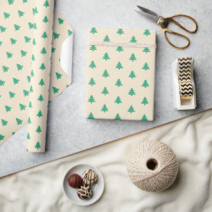 Moderne, einfache, grüne Weihnachtsbaumen auf Beig Geschenkpapier