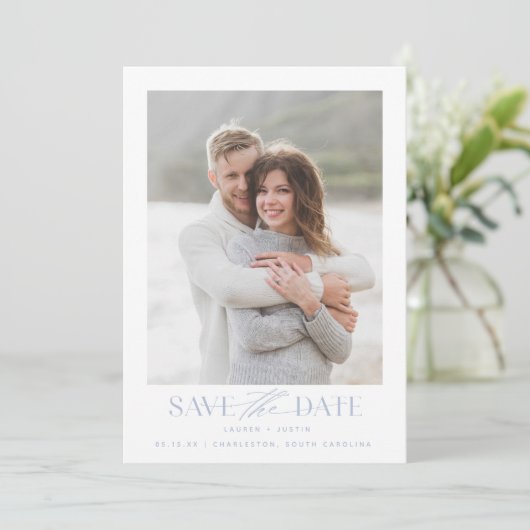 Moderne, einfache Hochzeit mit hellblauem und weiß Save The Date (Stehend Vorderseite)