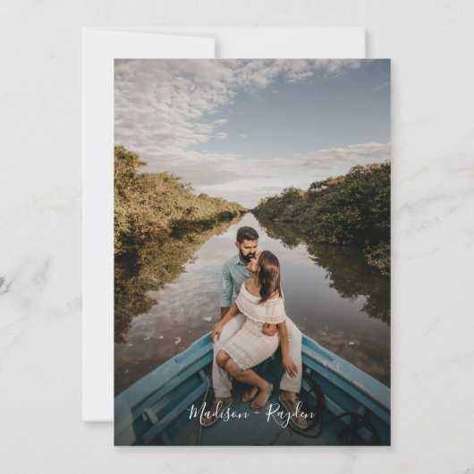 Moderne Einfache Magenta-Rote Monogramm-Foto Hochz Einladung (Rückseite)