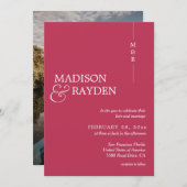 Moderne Einfache Magenta-Rote Monogramm-Foto Hochz Einladung (Vorne/Hinten)