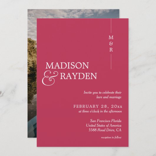 Moderne Einfache Magenta-Rote Monogramm-Foto Hochz Einladung (Vorne/Hinten)