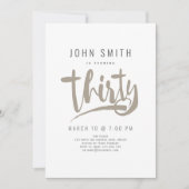 Moderne, einfache, männliche Dreißigerfeier Geburt Einladung (Vorderseite)