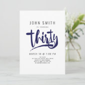 Moderne, einfache, männliche Dreißigerfeier Geburt Einladung (Stehend Vorderseite)