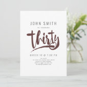 Moderne, einfache, männliche Dreißigerfeier Geburt Einladung (Stehend Vorderseite)