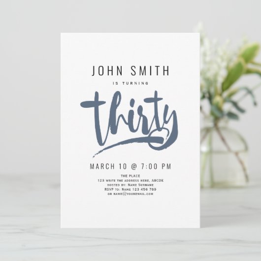 Moderne, einfache, männliche Dreißigerfeier Geburt Einladung (Stehend Vorderseite)