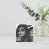 Moderne einfache Minimal Foto QR Code Social Media Quadratische Visitenkarte (Stehend Vorderseite)