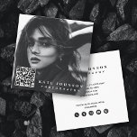 Moderne einfache Minimal Foto QR Code Social Media Quadratische Visitenkarte<br><div class="desc">Ein wunderschönes Design mit 1 Ihrer eigenen Fotos und Ihrem QR Code. Diese elegante Visitenkarte ist ideal für alle Arten von Fotografen. Eine einfache und berufliche Art, Ihr Unternehmen vorzustellen. Social Media Icons, die in der Gestaltung dieser Visitenkarte für Sie enthalten sind. Personalisieren Sie Ihre Daten, um Ihre eigene Visitenkarte...</div>