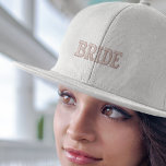 Moderne einfache rosa Bride Typografie-Verlobung Bestickte Baseballkappe<br><div class="desc">Dieses elegante und moderne Design mit rosafarbener Typografie verleiht diesem Baseballcap einen stilvollen Flair. Die bestickten Details verleihen ihm ein hochwertiges Finish und machen es zu einer eleganten Wahl für jeden Anlass. Ob Sie nun Ihre Verlobung feiern oder Ihre Flitterwochen genießen, diese Mütze wird Ihnen das Gefühl geben, im Mittelpunkt...</div>