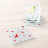 Moderne einfache rote Elch-Schneeflocken Glasuntersetzer (Schrägansicht)