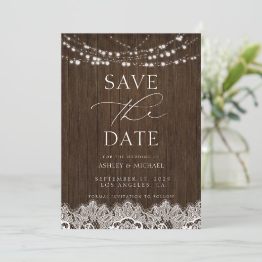 Moderne, einfache rustikale Twinkle Lights Wedding Save The Date (Stehend Vorderseite)