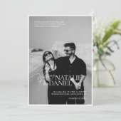 Moderne, einfache Schwarz-Weiß-Foto-Hochzeit Einladung (Stehend Vorderseite)