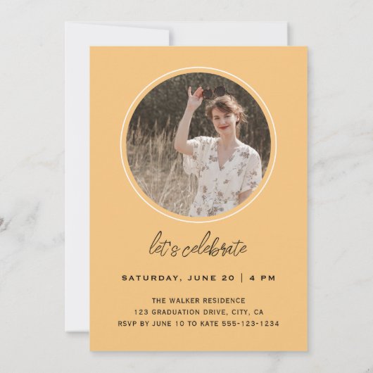 Moderne, einfache Script-Orange-Foto-Graduierungsp Einladung (Rückseite)