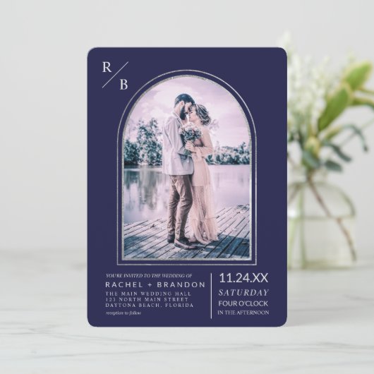 Moderne, einfache Silver Navy Blue Arch Wedding Einladung (Stehend Vorderseite)