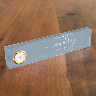 moderne einfache staubblaue Signatur Typografie Namensplakette