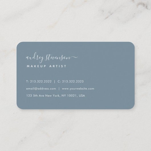 moderne einfache staubblaue Signatur Typografie Visitenkarte (Rückseite)