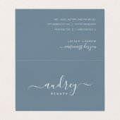 moderne einfache staubblaue Signatur Typografie Visitenkarten (Außenseite Aufgefaltet)