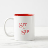 Moderne, einfache, trendige Typografie-Sit und Sip Zweifarbige Tasse (Links)