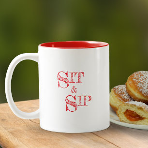 Moderne, einfache, trendige Typografie-Sit und Sip Zweifarbige Tasse